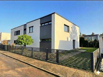 Exklusives Einfamilienhaus mit Küche, großem Garten und Garage