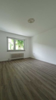 3-Zimmer -- neu renoviert !!