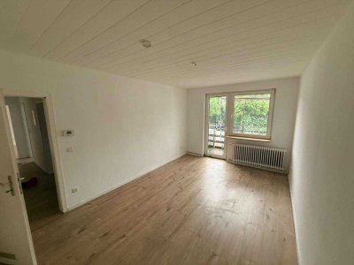 Frisch renovierte 2,5 Zimmer Wohnung in Top Lage - inkl. Einbauküche und Balkon!