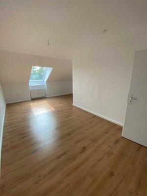 Ansprechende, modernisierte 3-Zimmer-DG-Wohnung mit gehobener Innenausstattung in Neuss