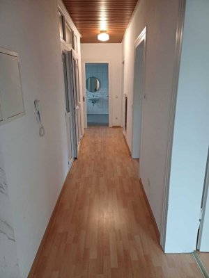 Hochwertige 3,5-Zimmer-Wohnung mit Balkon und Außenstellplatz in Amberg