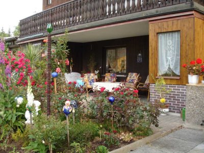 Schöne 3-Zimmer-Wohnung in 2-Familienhaus mit großer Terrasse, Garten, Carport / Garage