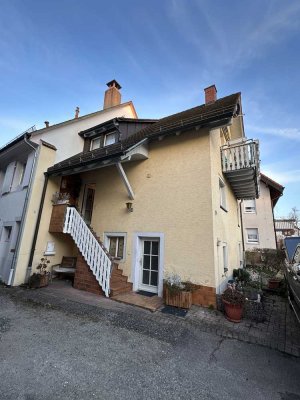 Sehr seltene Gelegenheit , Altweil Doppelhaushälfte mit 2 Schöpfen und kleinem Garten