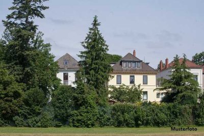 Dreifamilienhaus nebst Garagenanbau