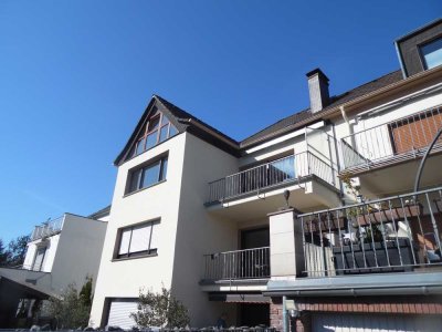 Großz. Komf.-Wohnung  über 2 Etagen mit Küche, gr. Balkon, Garage + Stellpl. in Do-Salingen