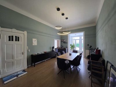 Attraktive, ruhige Altbauwohnung mit großzügigem Balkon und zentraler Lage