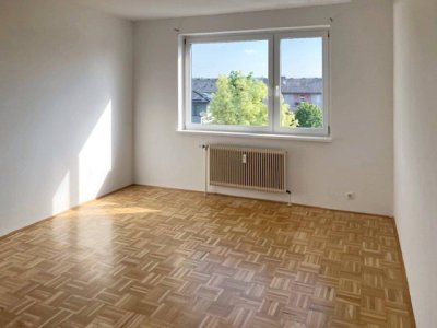 WOHNEN IM GRÜNEN - 3 ZIMMER WOHNUNG MIT BALKON UND PARKPLATZ