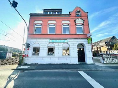 Attraktives Mehrfamilienhaus mit – Gewerbeeinheit und zwei Wohnungen!