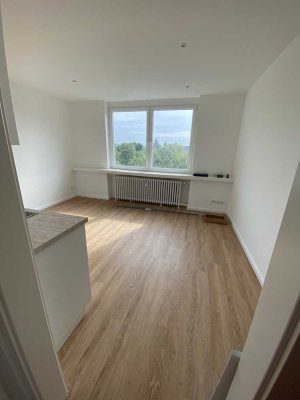 Kernsanierte 2-Zimmerwohnung mit Einbauküche in Altbau
