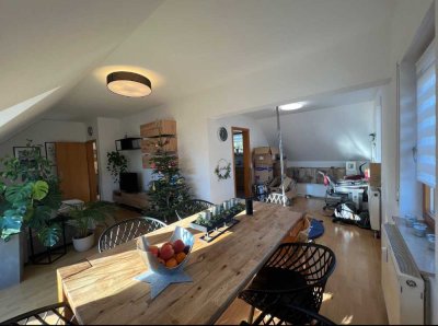Schöne 3-Zimmer-Dachgeschosswohnung mit Einbauküche in Sulz-Holzhausen