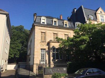 Exklusive, geräumige 3,5-Zimmer-Maisonette-Wohnung mit Balkon und EBK in Frankfurt
