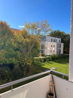 Lichtdurchflutete 1-Zimmer-Wohnung mit Balkon im ruhigen Zehlendorf