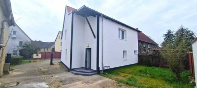Saniertes Einfamilienhaus mit Garagen, Lagerhalle und einer ehemaligen Gaststätte als Hobby