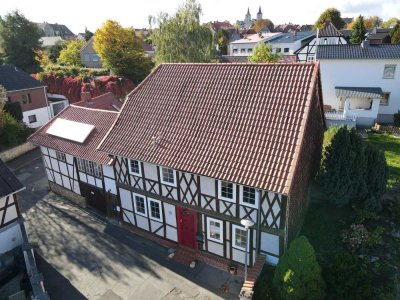Historisches Fachwerkhaus mit Einliegerwohnung, Nebengebäude & großem Grundstück in zentraler Lag