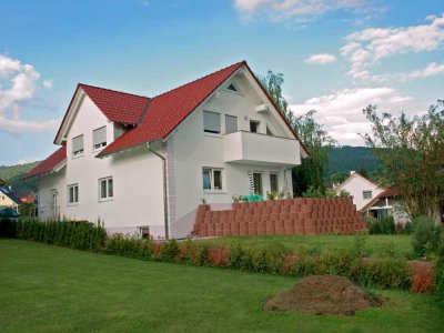 Modernes Mehrfamilienhaus mit zwei separaten 4-Zimmer-Wohnungen, Garage, Terrasse und Balkonen