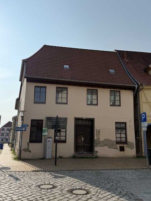 Mehrfamilienhaus mit Potenzial – Einzeldenkmal mit neuem Dach & Heizung – 7 Wohneinheiten möglich