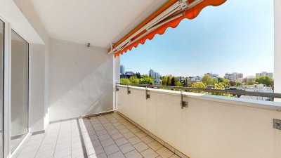 Sanierungsbedürftige Dreieinhalb-Zimmer-Wohnung mit Loggia und Stellplatz in top Lage