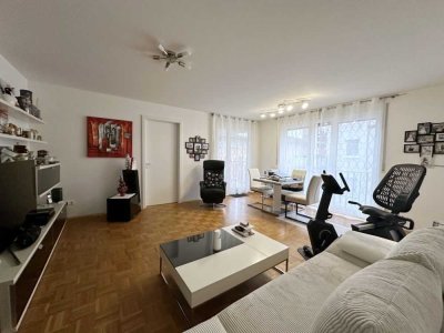 Stilvolle, neuwertige 2-Zimmer Wohnung mit geh. Innenausstattung mit Balkon und EBK   ohne Provision