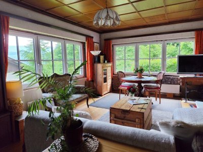 Wohnhaus mit großer westseitiger Terrasse, Ostterrasse, Südbalkon und Garage, voll unterkellert!