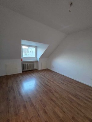 Leerstehende Dachgeschosswohnung mit Entwicklungspotenzial in Düsseldorf-Oberbilk