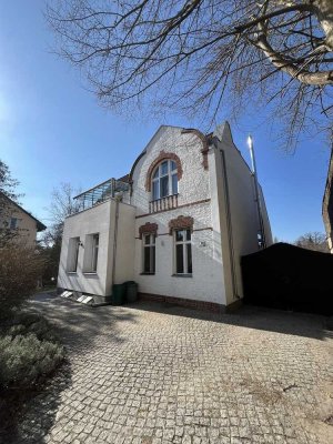 PROVISIONSFREIES JUWEL - Sanierte Altbauvilla mit großem Garten