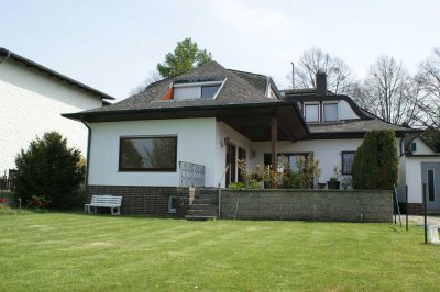 MAKLERFREI Bungalow (ZFH) mit großem Garten bzw. Neubaureserve