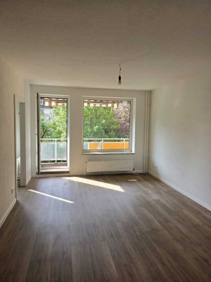 Erstbezug nach Sanierung: Helle 2-Zimmer-Wohnung mit Südbalkon, Blick ins Grüne, EBK und TG