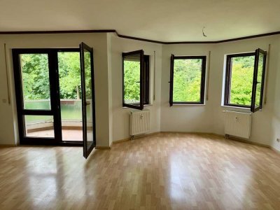 *** DIREKT EINZIEHEN *** BLICK IN DEN SCHLOSSPARK *** Tolle 2 ZKBB mit "Turmzimmer" und Tiefgarage!