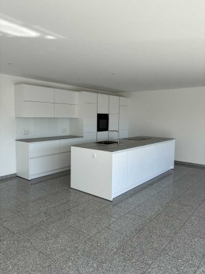 Geschmackvolle, neuwertige 4-Raum-Penthouse-Wohnung mit geh. Innenausstattung mit EBK in Knittlingen