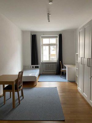 Großzügiges, helles Zimmer in top saniertem Altbau, komplett möbliert mit gehobener Ausstattung