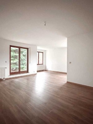 ERSTBEZUG in Glauchau mit Tageslichtbad, offener Küche und eigener Terrasse!