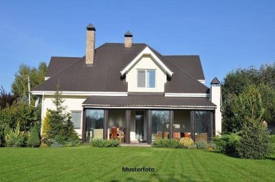 Komfortables Wohnen – Einfamilienhaus mit Garage und viel Platz