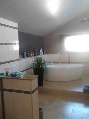 Zweifamilienhaus mit komplett eingerichteter Kfz-Werkstatt und großem Garten