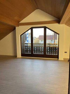 Modernisierte 3,5-Raum-Dachgeschosswohnung mit Balkon in Poing