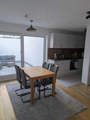 Neuwertige Wohnung mit zwei Zimmern sowie Terrasse (12 qm) und EBK in Weingarten (Baden)