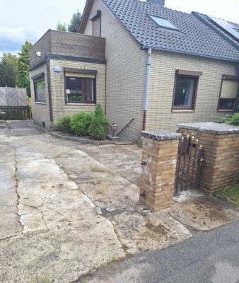 Charmante Doppelhaushälfte auf 800 qm Gartenparadies in ruhiger Einbahnstraße