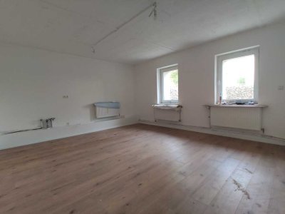 Für Familie oder WG - Nahe Tesla - Frisch renovierte Wohnung mit Terrasse