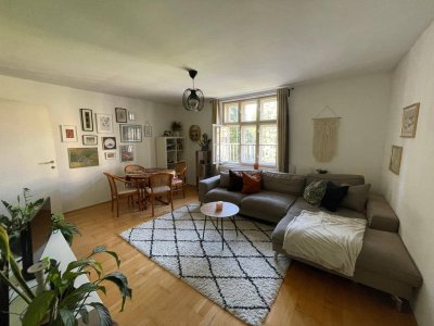 Zentrale, ruhige Altbauwohnung mit Blick ins Grüne
