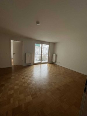 Schöne2-Zimmmerwohnung mit Balkon & Parkettboden
