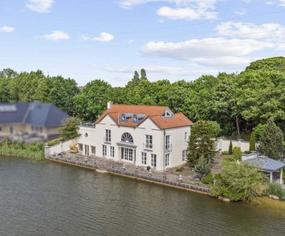 Refugium der Extraklasse – Elegante Villa mit eigenem Seeanteil