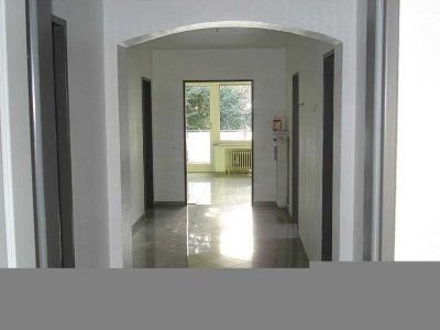 Hochwertig renovierte, helle 120 qm / 3,5 Zi.-Whg. mit Balkon in exklusiver Lage, ab 01. Mai.2026
