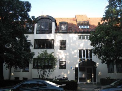 Helle 2-Zimmer Dachgeschosswohnung in Schwabing  nächst Engl. Garten u. Münchner Freiheit, Aufzug