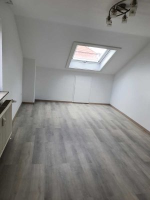 "Singles bevorzugt ! Nette 2 Zi.-DG-WHG mit kleiner EBK, ohne Balkon, in Stgt.-Weilimdorf"