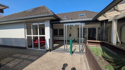 *** Geräumiger Winkelbungalow mit Doppelgarage, Kamin und Wintergarten *** !