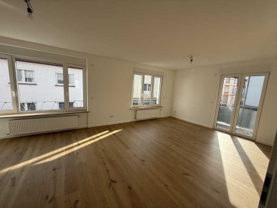 Erstbezug nach Sanierung: Helle und geräumige Maisonette 5-Zimmer Wohnung Balkon, Stellplätze, EBK