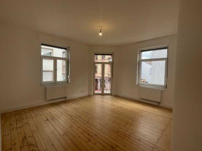 Komplett sanierte 3 ZKB mit original Dielenböden und Wohnküche in stilvollem Altbau!