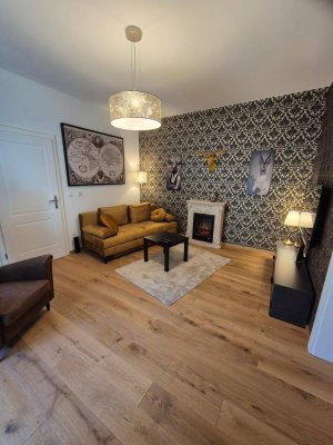 Vollmöblierte und generalsanierte Altbauwohnung mit Balkon und Aufzug