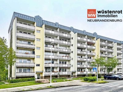 MIT EINBAUKÜCHE UND BALKON: RENOVIERTE UND HELLE DREI-RAUM-WOHNUNG MIT KELLERRAUM