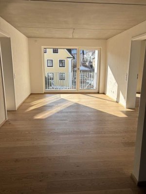 3-Zimmer-Wohnung mit gehobener Innenausstattung mit Balkon und EBK im Zentrum von Ochsenhausen