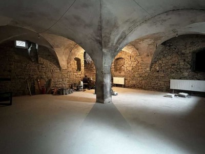 74 qm Gewölbekeller mit 2-Zimmer DG-Whg in Stein zu verkaufen!